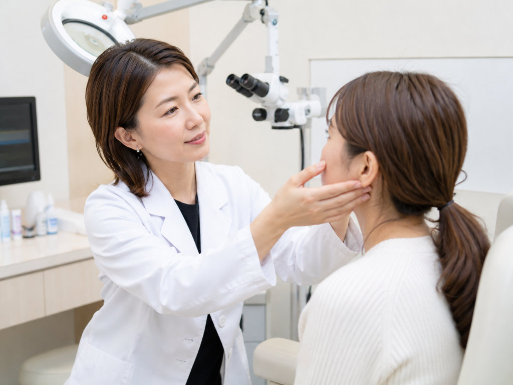 眼科で医師が患者さんの目の状態を確認している診察室の写真